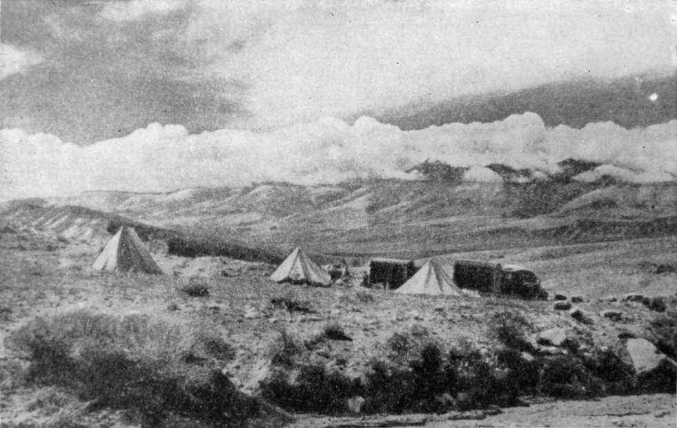 Лагерь экспедиции в районе Алтан-Тээли (Западная Монголия). В этом районе было обнаружено множество черепов и других остатков млекопитающих третичного периода.